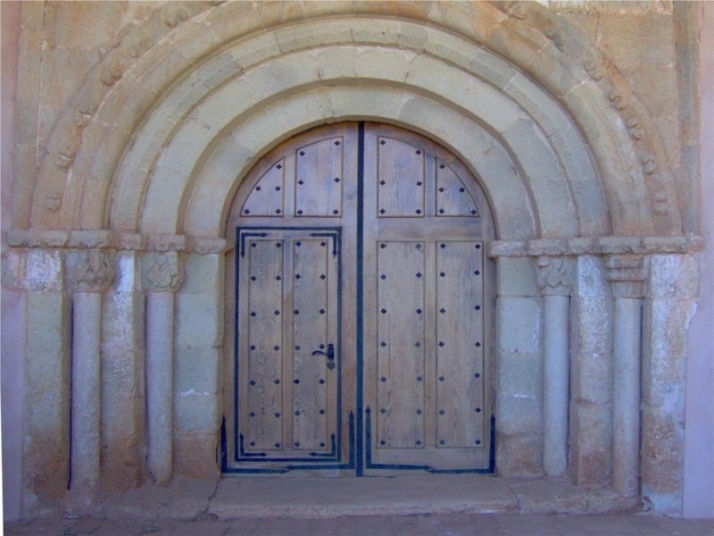 La columna expoliada de la iglesia de Nafría la Llana volverá, restaurada, a su origen