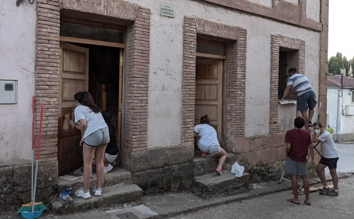 Jóvenes de Andaluz adecentan su pueblo