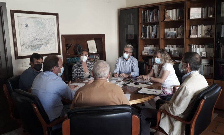 Junta y OPAs de Ávila evalúan las necesidades de los agricultores y ganaderos afectados por el incendio de Navalacruz