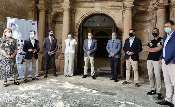 Un millar de ilustraciones y 938 páginas en dos tomos componen la obra ‘Los hermanos Bécquer. Al Estilo del País’