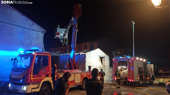 Los bomberos sofocan un incendio en una vivienda de Ólvega