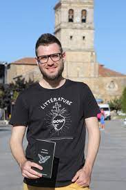 El poeta bilbaíno Aitor Bergara firma ejemplares de su último libro