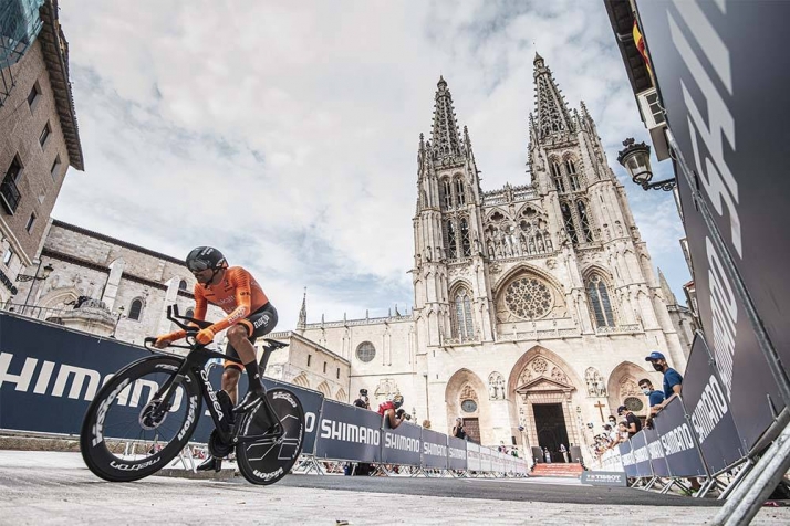 La morcilla, el queso y los vinos de Burgos se lucen al paso de La Vuelta por Soria