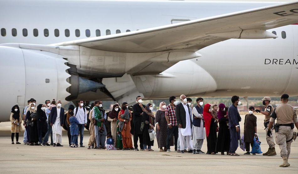 Refugiados afganos en su llegada a la base de Torrejón. Foto EP