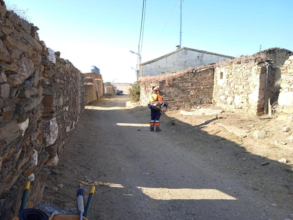 Foto 2 - Trabajos de mantenimiento en los campos de fútbol de La Dehesa y en el CEIP Santa Teresa