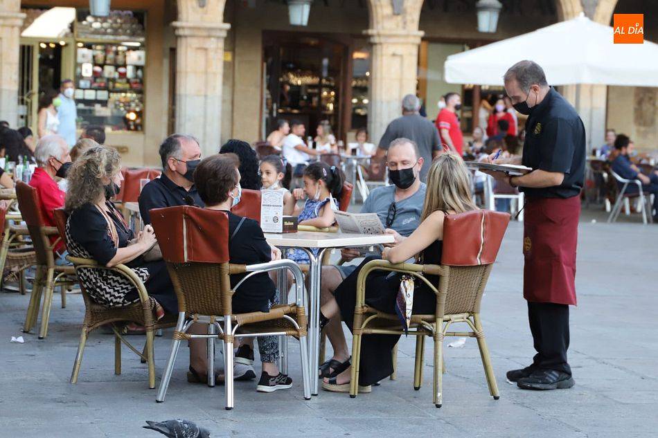 Un grupo de personas tomando un café en una terraza de la Plaza Mayor en una imagen de archivo