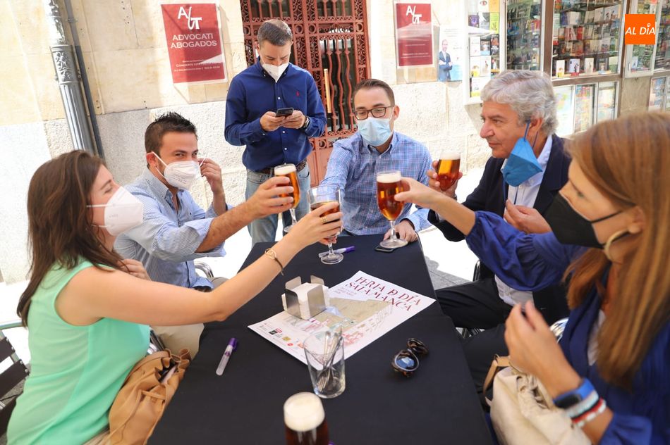 Foto 4 - Brindis del alcalde con los hosteleros para inaugurar la XVI Feria de Día