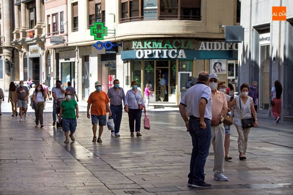 Gente paseando por el centro de la ciudad en una imagen de archivo