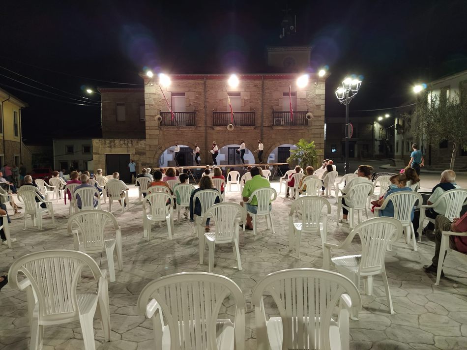 Foto 3 - Los bailes de sevillanas animan la noche del sábado en Barruecopardo  