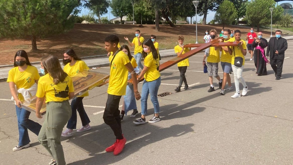 Foto 5 - La Cruz de los Jóvenes entra en España por Fuentes de Oñoro para recorrer todo el país  