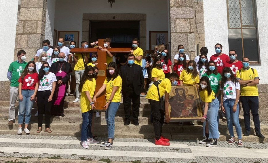 Foto 2 - La Cruz de los Jóvenes entra en España por Fuentes de Oñoro para recorrer todo el país  