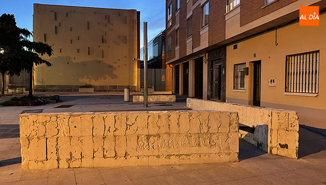 El Ayuntamiento sustituirá las planchas de piedra de los asientos en la Plaza Juego de Pelota