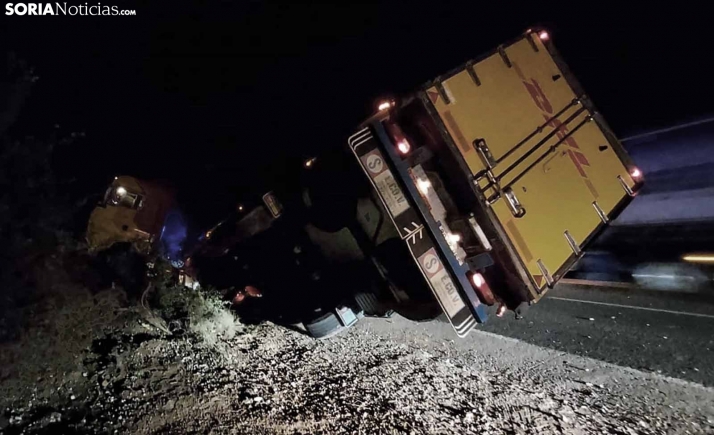 Vuelca un camión con paquetería en la N-113