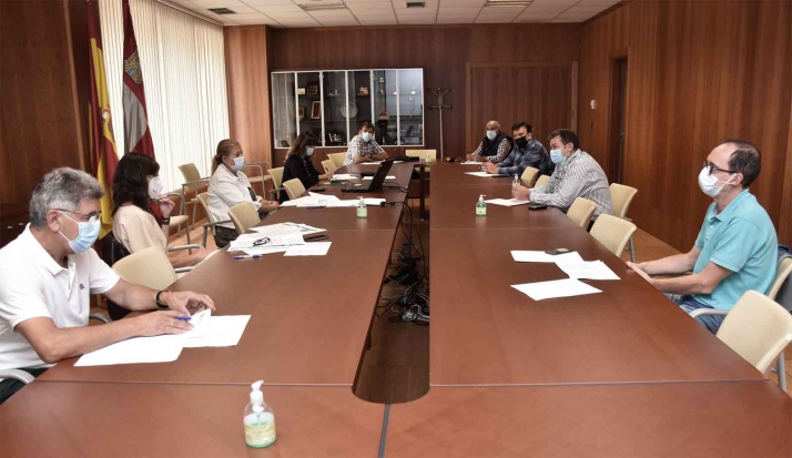 La Delegación Territorial inicia una serie de reuniones informativas, sobre suelo industrial, con ayuntamientos de la provincia