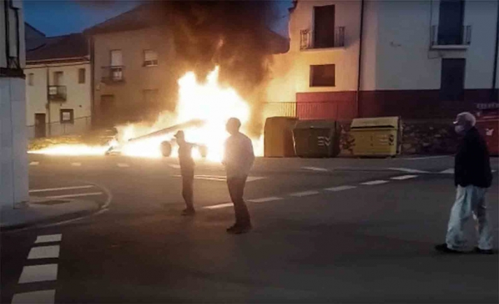 Arde una máquina en el casco urbano burgense