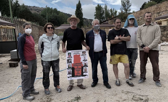 El III Simposium de Escultura selecciona ocho proyectos de los 160 recibidos de 42 países y ya se puede ver a sus autores trabajar en el río