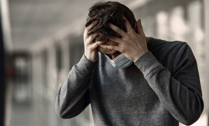 Los afectados por COVID-19 que tienen dolor de cabeza presentan un mejor pronóstico 