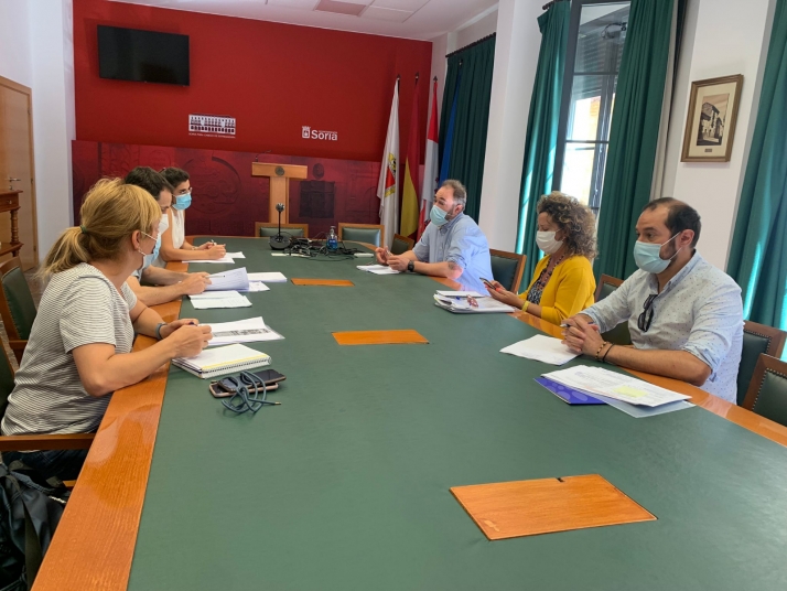 Ayuntamiento y ASOHTUR se reúnen para mejorar las ordenanzas sobre el sector
