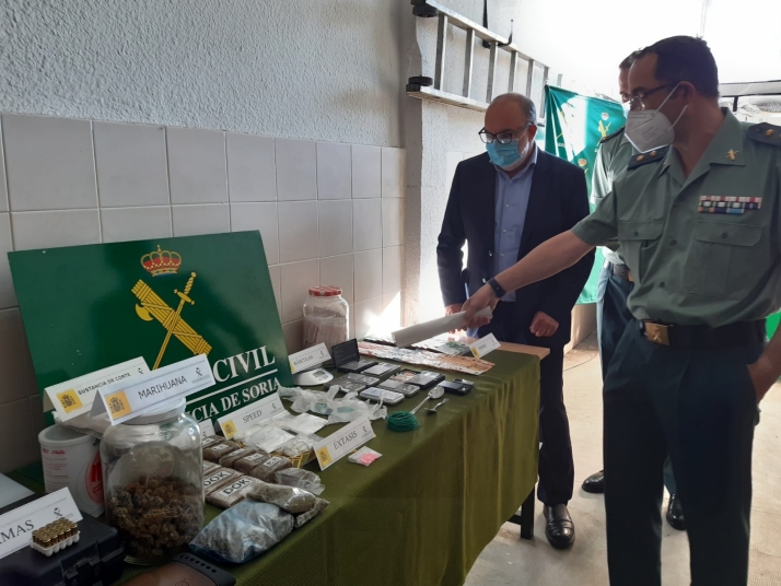 El subdelegado y el teniente coronel de la Comandancia durante la presentación de las operaciones. /SN