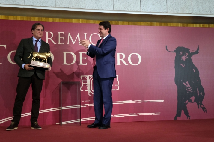 Mañueco subraya su compromiso para preservar el mundo del toro y su cultura, seña de identidad de Castilla y León.