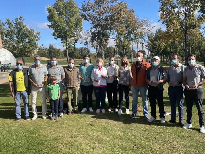 José Luis Pascual y Juan Carlos García y Eva Renta, ganadores del V Torneo de golf Beneficio AECC