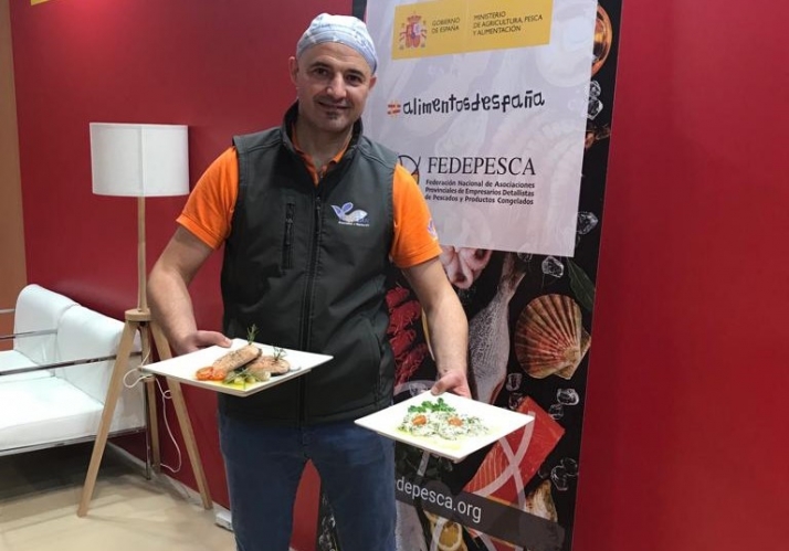 El pescadero soriano Manuel Almazán protagoniza un show cooking en el Salón Gourmets 
