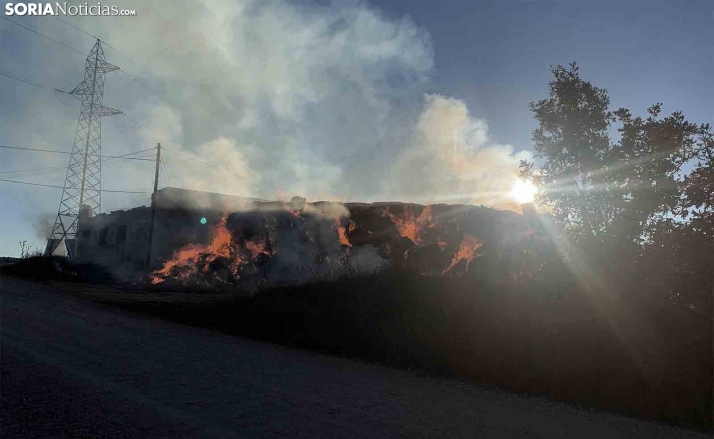 Arde una pila de pacas de paja en Golmayo