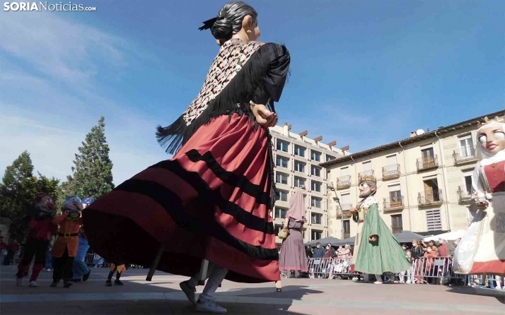 FOTOS: Domingo de gigantes y cabezudos