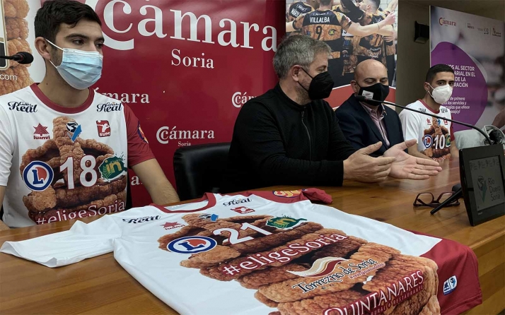 Una atalaya de torreznos protagoniza la nueva camiseta del Río Duero Soria