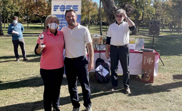 Ayllón tras recibir el trofeo de manos de López. 