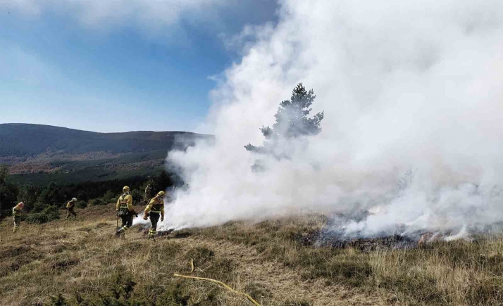 Una imagen del fuego controlado hoy. /Jta.