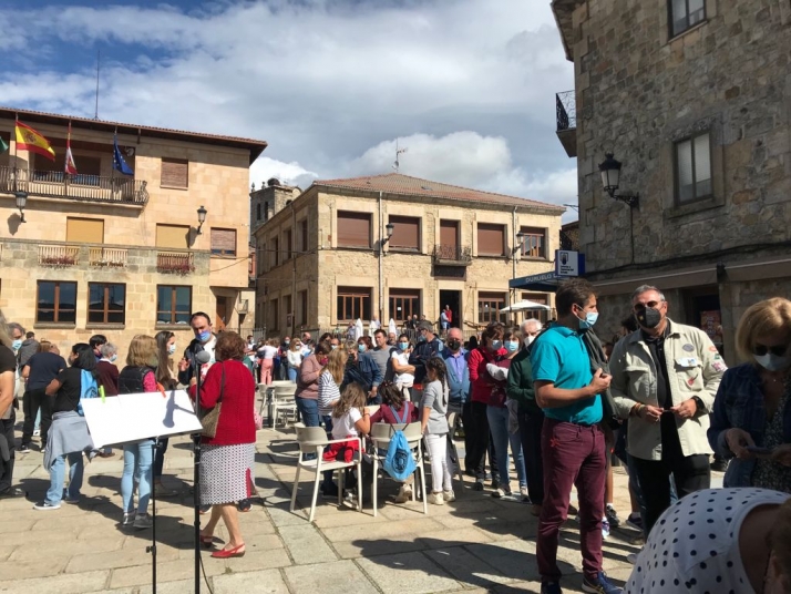 Concentración en Duruelo contra el nuevo mirador de Castroviejo.