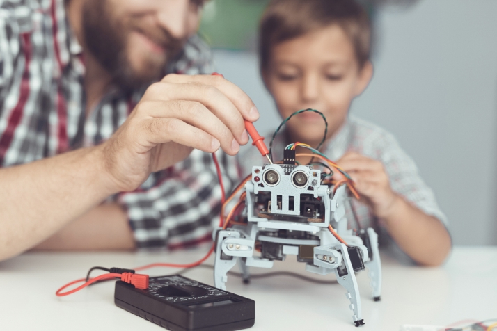 Los profesores de Castilla y León se formarán en realidad aumentada, tecnologías audiovisuales o robótica