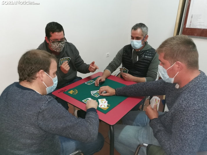 La peña El Cuadro se reencuentra con su campeonato de guiñote