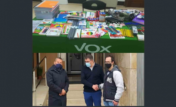 Vox hace entrega de material escolar a la parroquia de Camaretas