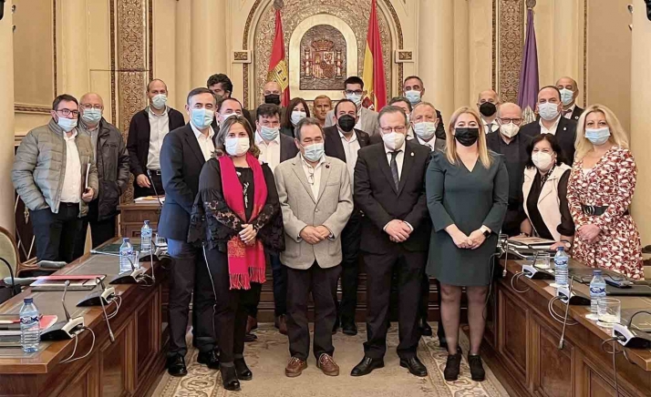 El pleno de la Diputación despide por jubilación al ugier mayor del Palacio Provincial