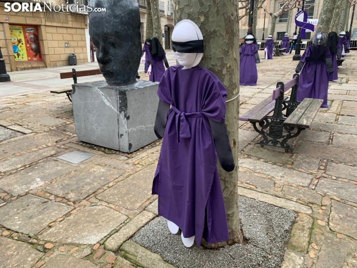 Antígona tiñe de morado la plaza de Las Mujeres para conmemorar el 25N