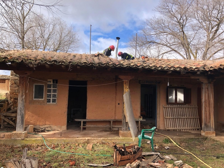 Doble intervención de los bomberos de la Diputación por dos incendios en chimeneas de la provincia