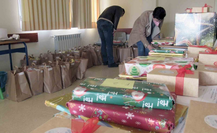 La campaña Esta Navidad... ¡Cenamos todos!, de Escolapios, entrega 77 lotes navideños para más de 20 familias