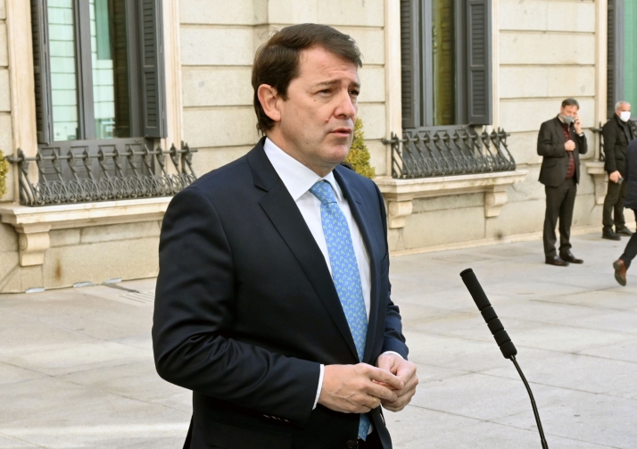 Mañueco llama a proteger y cuidar la Constitución de quienes la quieren derribar