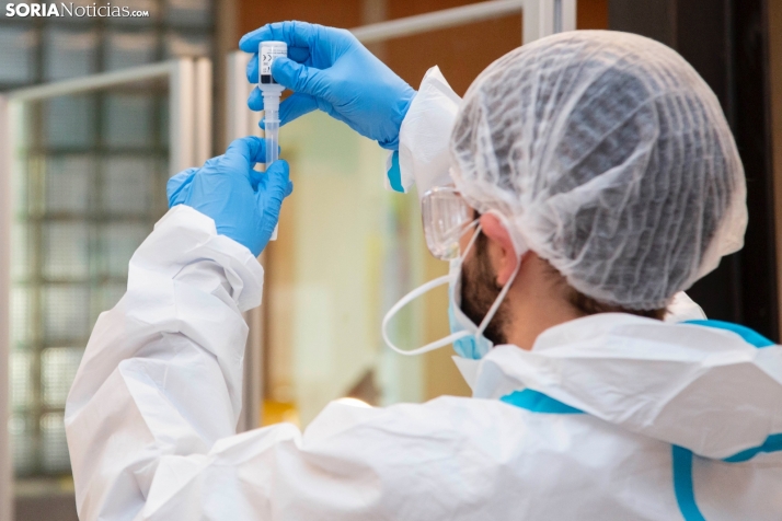 Pfizer anuncia que su vacuna es eficaz contra la variante Ómicron