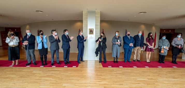 Las Cortes regionales entregan su Medalla de Oro a los profesionales de la sanidad