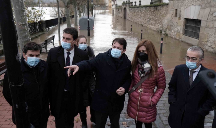 Mañueco conoce in situ los desbordamientos en Miranda de Ebro