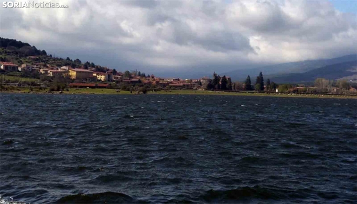 El embalse con Vinuesa al fondo. /SN