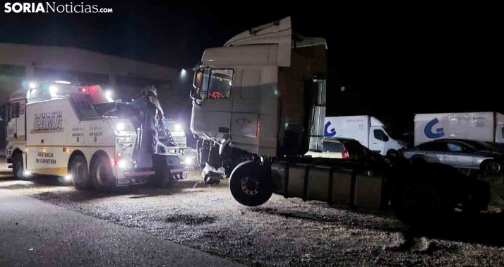 Trasladado tras un accidente entre un camión y un turismo en Ágreda