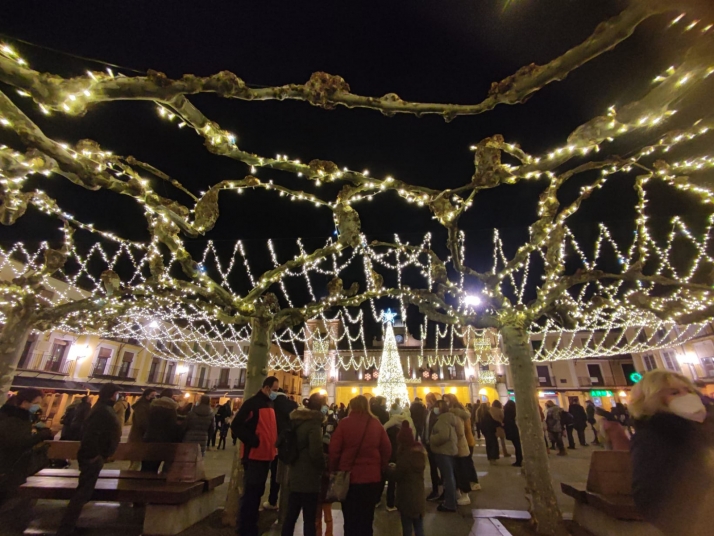 El Burgo de Osma da el pistoletazo de salida a la Navidad con el encendido de sus luces 