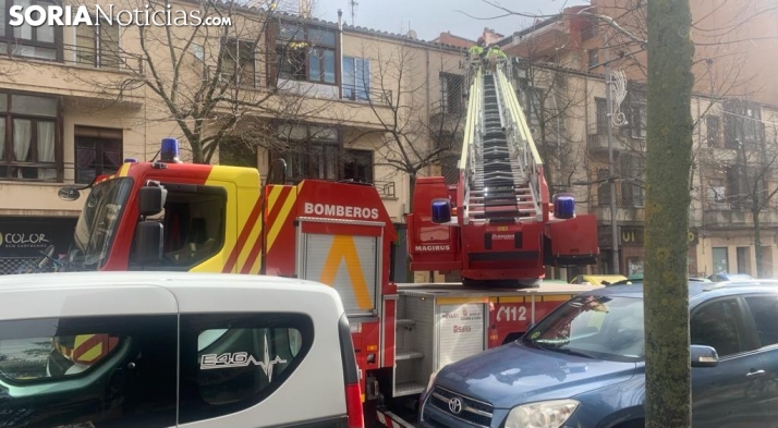 Los bomberos intervienen en Mariano Vicén por la posible caída de dos ventanas
