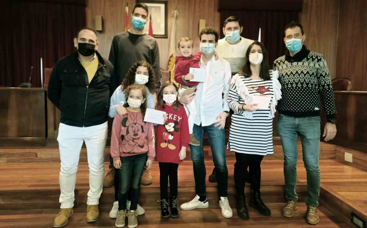 Almazán entrega sus premios  navideños