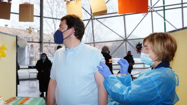 Mañueco recibe la tercera dosis de la vacuna contra la Covid-19