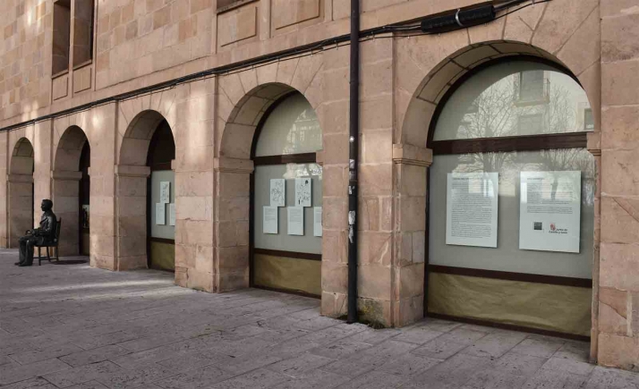 El IES Machado acoge una exposición sobre la obra como ilustrador de Miguel Delibes